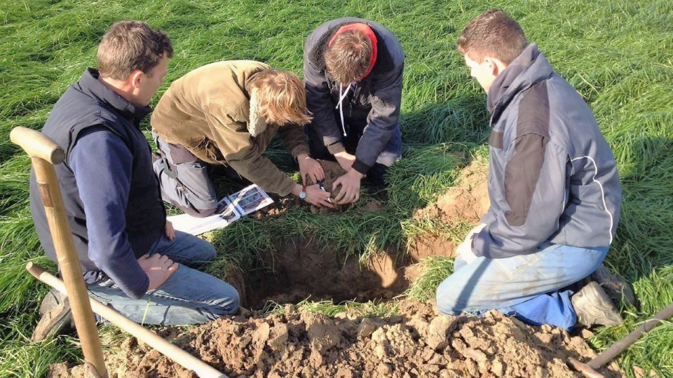 1019769 fullimage studenten beoordelen bodemkwaliteit 1