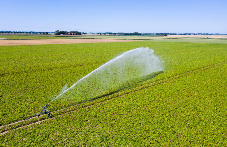 Besproeien akker bij droogte 1 740x479