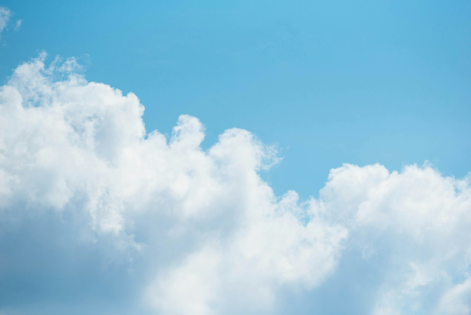 Blauwe lucht met wolken
