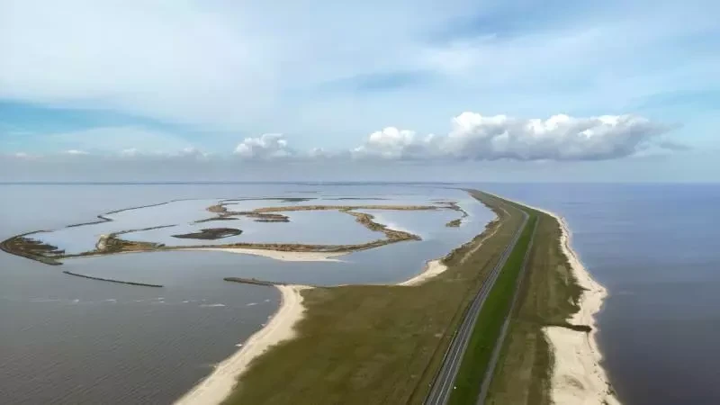 Dam tussen Markermeer en IJsselmeer, de grootste drinkwaterbron van Noord-Holland. - Foto: ANP