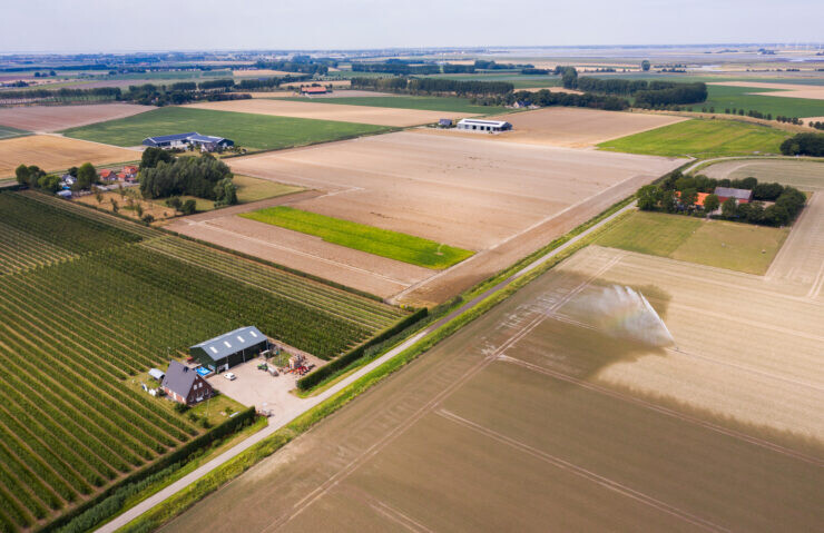 Droogte Nederland besproeien akkers Zeeland 2020 740x479