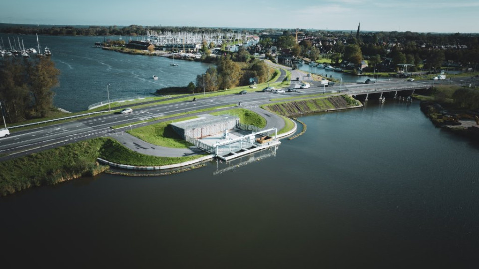 Water met een dam in het midden, omringt door natuur