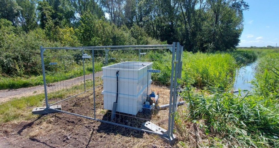 Ijzerzandfilter omringt met hekken
