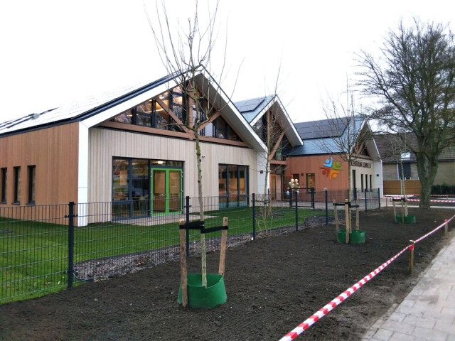 huis met hek en bomen afgezet met lint