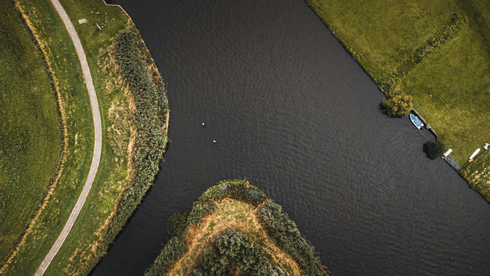 Sloot met water en groen gras