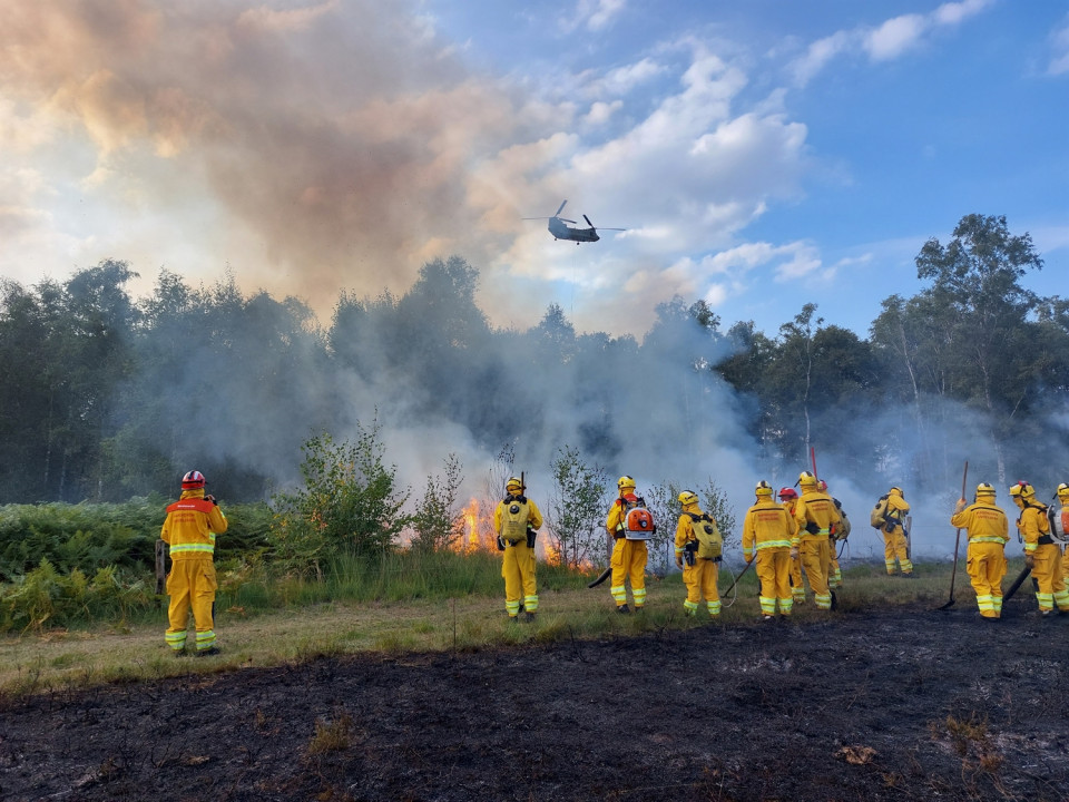 Brandweermannen doven een brand