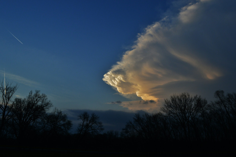 Donkere wolken waaien over heldere lucht