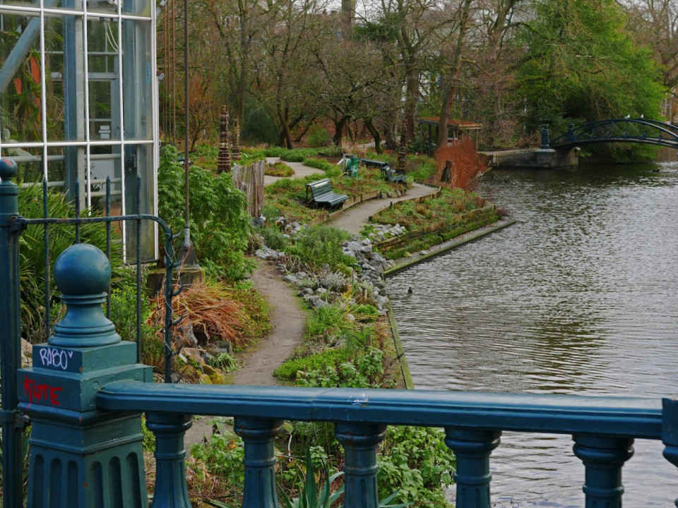 Park naast een stroom water