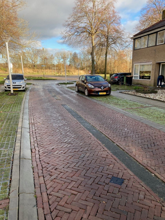 parkeerplek met 2 auto's