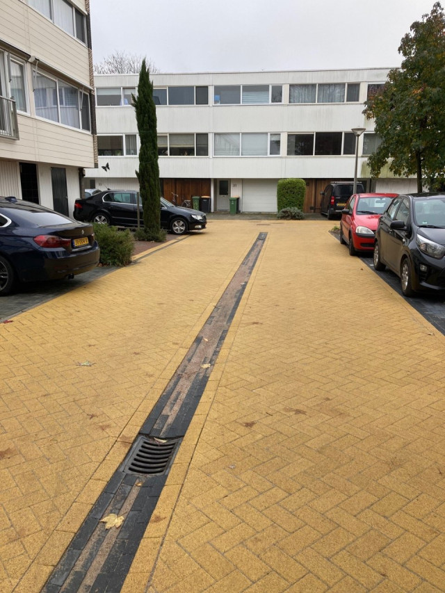 stoep met put in woonwijk