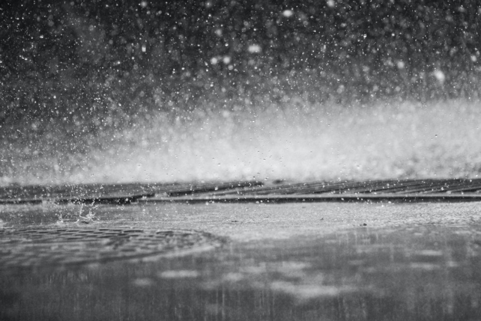 Regen spettert op grond