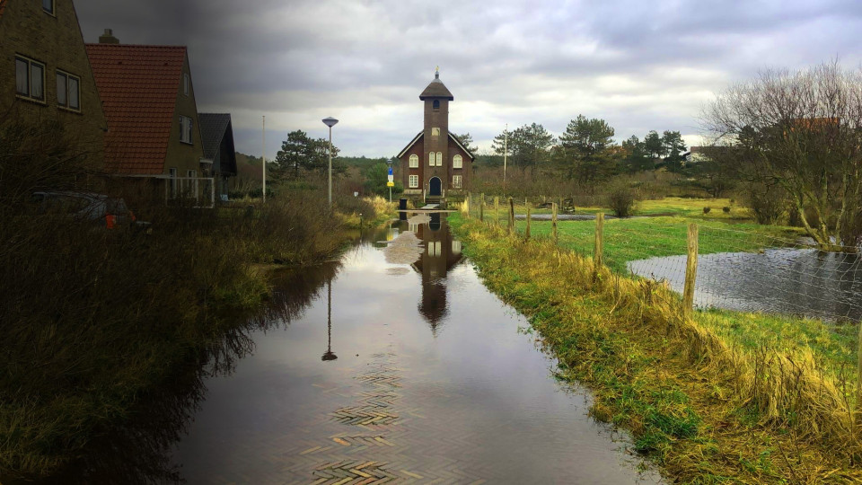 Rivier met aan het einde een kerk