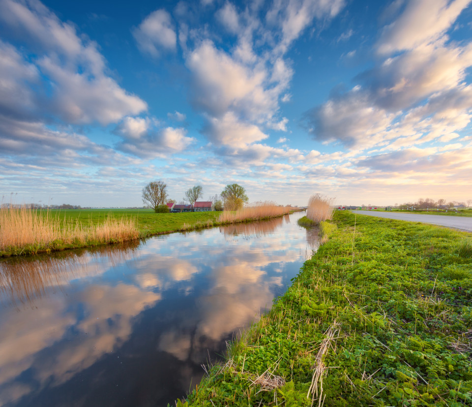 Rivier met pad er langs