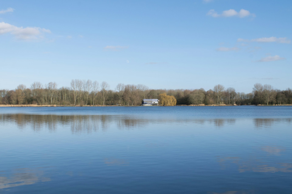 Water met stuk land er achter