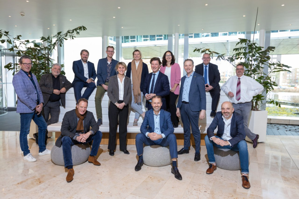 Groepsfoto van net gekleedde mensen
