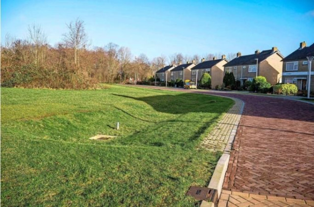 gras met tegels en stoep en huizen