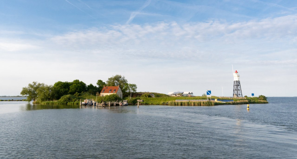 Klein eiland met huis en vuurtoren